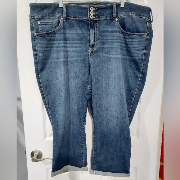 NWOT Torrid Medium/Dark Wash Crop Jegging Super Soft in Size 26 - Picture 1 of 13